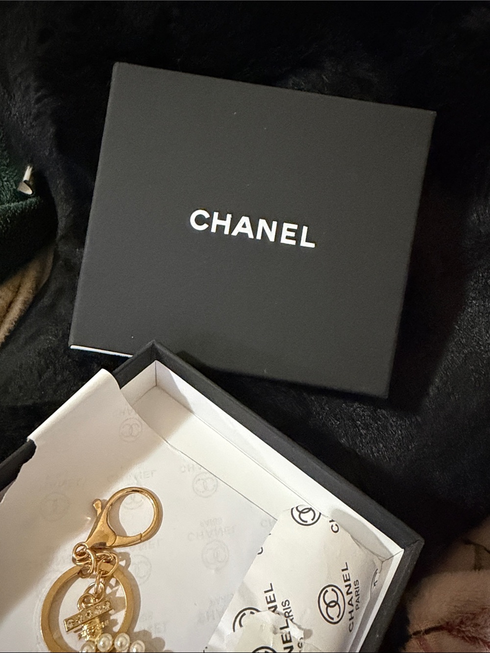 CHANEL GIFT BOX w Gold and Pearl N°5 Charm Keyring - Picture 4 of 12